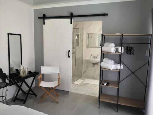 uma casa de banho com um chuveiro, um lavatório e um espelho. em Mi Amor self catering apartment na Cidade do Cabo