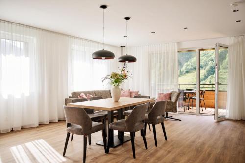 a dining room with a table and chairs at Alpenstolz Damüls Haus 4 - Stilvoll urlauben in den Bergen in Damuls
