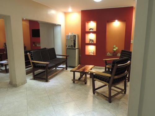 薩爾塔的住宿－布宜諾斯艾利斯酒店，配有椅子、桌子和冰箱的房间