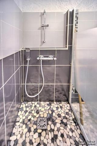 La salle de bains est pourvue d'une douche et de carrelage. dans l'établissement Havre de paix à deux pas du centre ville et de la plage, à Cavalaire-sur-Mer
