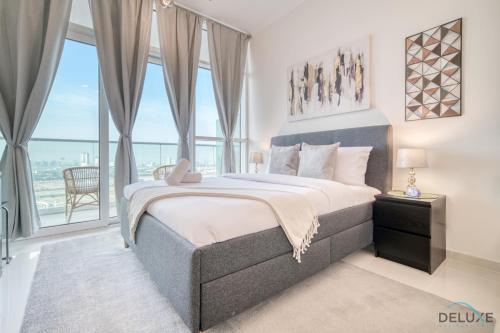 Postel nebo postele na pokoji v ubytování Appealing Studio at Carson C DAMAC Hills Dubailand by Deluxe Holiday Homes