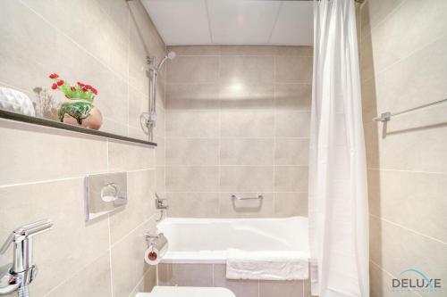 Koupelna v ubytování Appealing Studio at Carson C DAMAC Hills Dubailand by Deluxe Holiday Homes