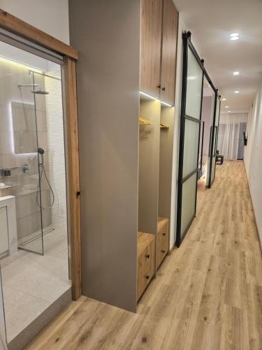 La salle de bains est pourvue d'une douche à l'italienne et d'un miroir. dans l'établissement Sun Marco Apartments in Athens, à Athènes