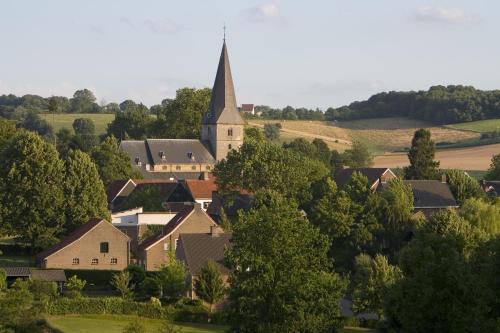uma vista aérea de uma pequena cidade com uma igreja em Herberg St. Brigida em Noorbeek