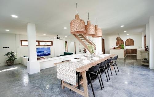 a large dining room with a long table and chairs at Hacienda Villa Watukarung in Watukarung