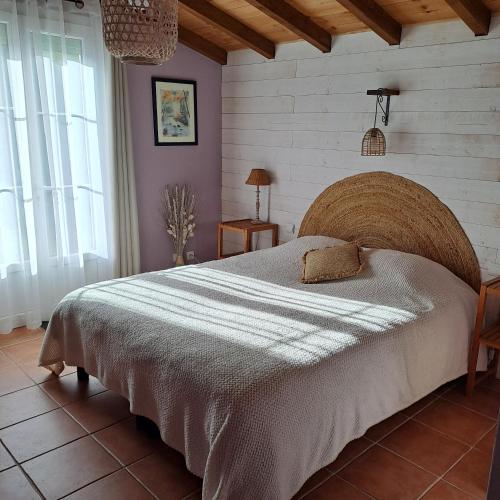 1 dormitorio con 1 cama grande en una habitación en la chambre de l'auxineill, en Castelnou