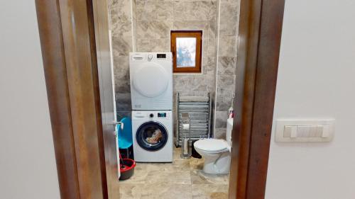 Un baño de Sunny Villa in Kavac
