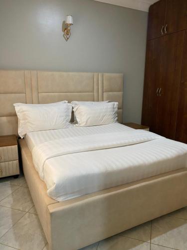 Een bed of bedden in een kamer bij Adea Apartments Muyenga