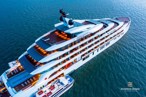 Essence Grand Halong Bay Cruise 1 في ها لونغ: اطلالة علوية على سفينة الرحلات البحرية في الماء