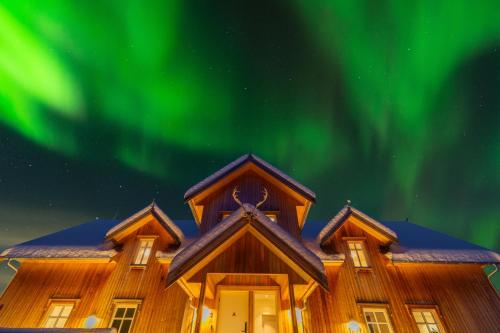 una casa encantadora con la aurora en el cielo en Villa Nestun - secluded oasis near Tromsø city, en Selnes