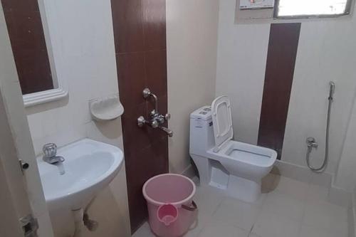 Kylpyhuone majoituspaikassa 2 BHK in Kukatpally in Prime Location #202