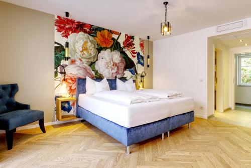 een slaapkamer met een bed met een schilderij aan de muur bij Hotel Lipmann "Am Klosterberg" in Beilstein