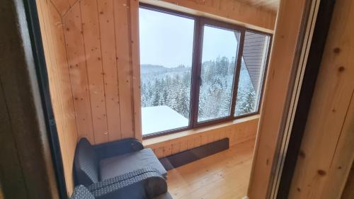 a room with a view of a window in a cabin at SPA Resort Villa Sofia in Yablunytsya