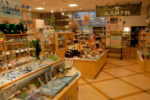 a store with a lot of items on display at Kussharo Prince Hotel in Teshikaga