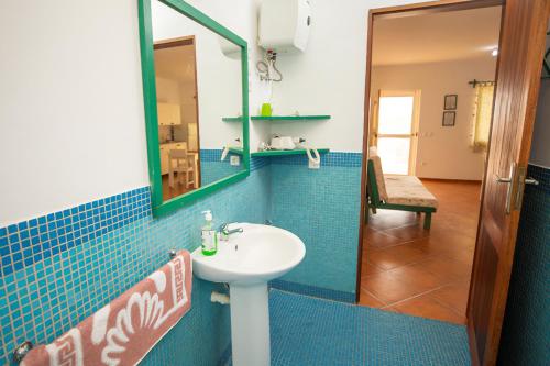 La salle de bains est pourvue d'un lavabo et d'un miroir. dans l'établissement Appartamento LULA. Stella Maris Exclusive, à Calheta Do Maio