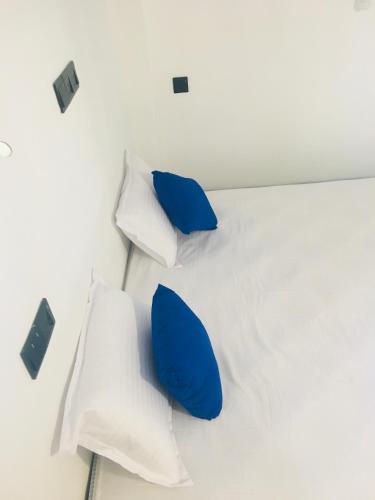 Ένα ή περισσότερα κρεβάτια σε δωμάτιο στο LUMI CASA MIRISSA