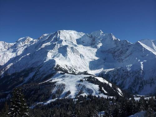Pemandangan gunung umum atau pemandangan gunung yang diambil dari chalet