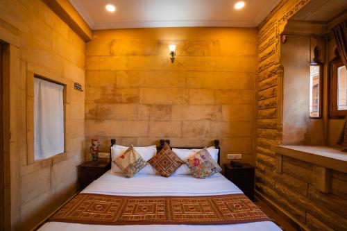 a bedroom with a bed in a room at Hotel Helsinki House in Jaisalmer