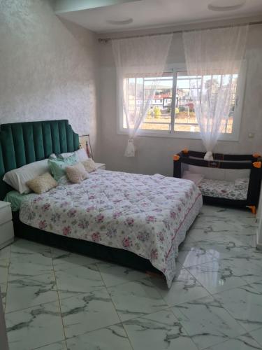 Un dormitorio con una cama grande y una ventana en Villa de luxe, en Imouzzer Kandar