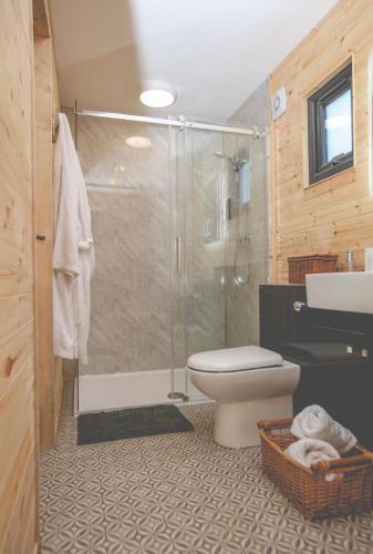 Bilik mandi di Edgmond Lodges - 1 & 2 Bed Luxury Log Cabins with Private Hot Tubs Derbyshire