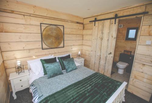 Katil atau katil-katil dalam bilik di Edgmond Lodges - 1 & 2 Bed Luxury Log Cabins with Private Hot Tubs Derbyshire