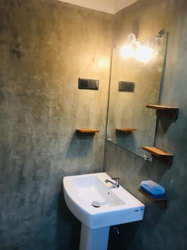 Ένα μπάνιο στο LUMI CASA MIRISSA