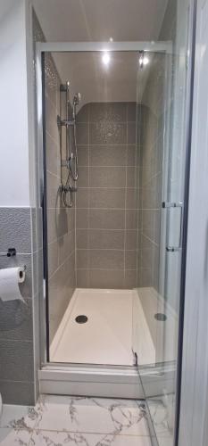 eine Dusche mit Glastür im Badezimmer in der Unterkunft Double Bedroom Ensuite in Rochester