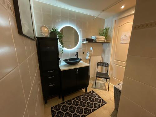 法爾肯堡的住宿－達爾膳食公寓住宿加早餐旅館，一间带水槽和镜子的浴室
