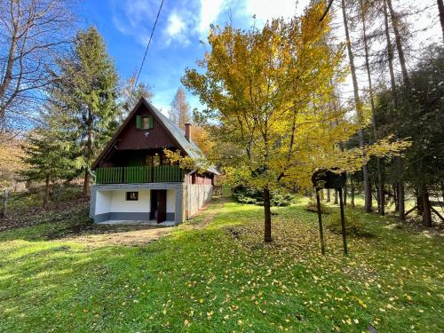 a small house in the middle of a field at Kerekerdő Apartman - Szarvaskő in Szarvaskő