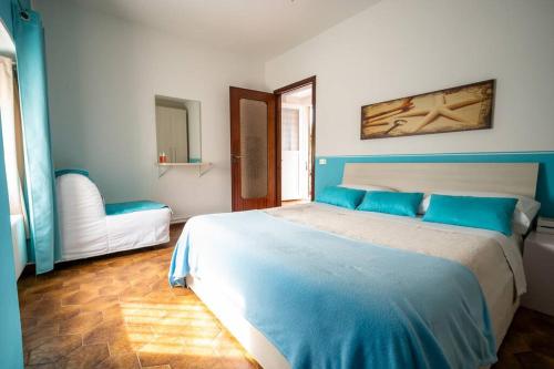 um quarto com uma cama grande e almofadas azuis em casa vacanze la TORRETTA di Silvana & Valter em Seriate