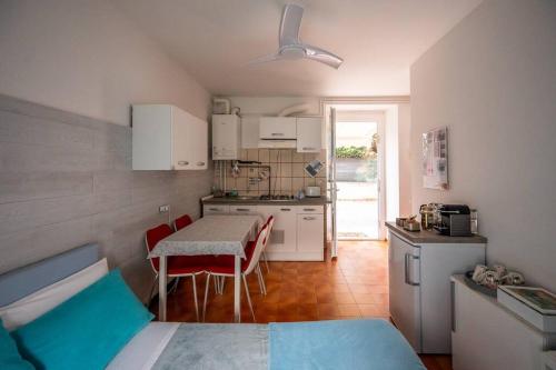 - une cuisine avec un lit et une table dans une chambre dans l'établissement casa vacanze la TORRETTA di Silvana & Valter, à Seriate