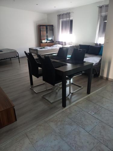 een woonkamer met een tafel met twee laptops erop bij Monteurwohnung in Loiching