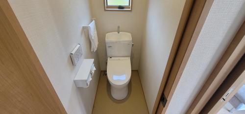 a small bathroom with a toilet in a room at 河口湖ベースキャンプ登り坂 in Azagawa