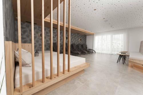 Habitación con cama y sillas. en A CASA Serenity, en Serfaus