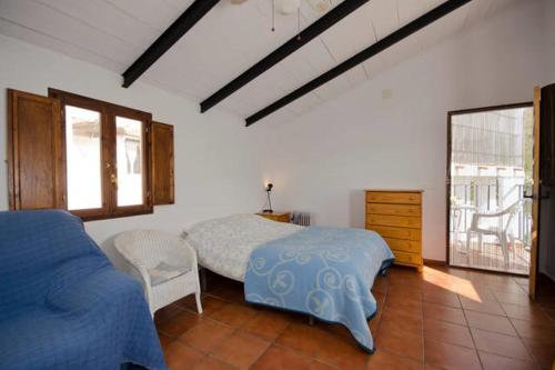 une chambre avec un lit et une chaise dedans dans l'établissement Cortijo Grande Studio, à Rubite