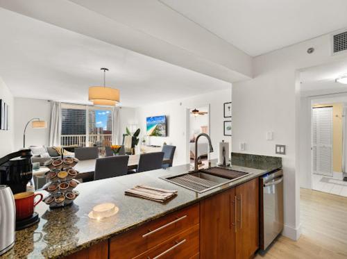Brickell Luxe - Best Balcony - 32nd Fl - Luxe Waterfront & City Views - Furnished Balcony - Walk-Water-WiFi photo 15