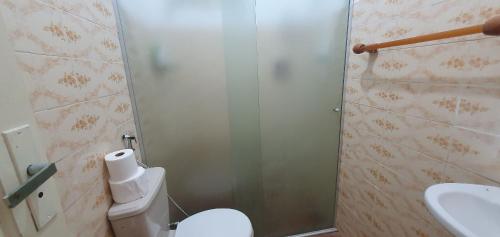 a bathroom with a toilet and a sink at Casa Temporada Guriri Céu Azul in Guriri