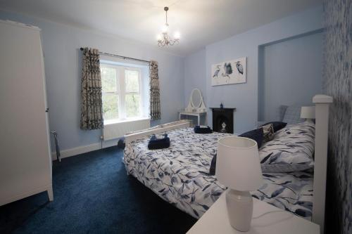 um quarto com uma cama e uma janela em Heron's Rest em Cressbrook