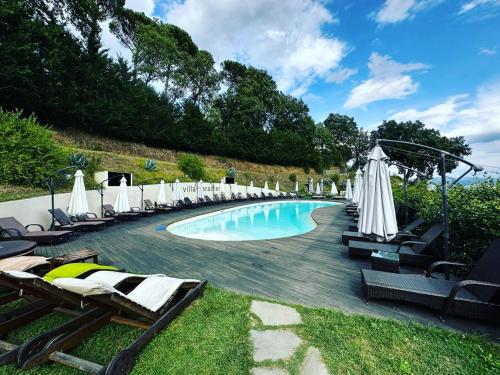 卡斯泰洛城的住宿－Agriturismo Villa Paradiso Esotico，一个带躺椅和遮阳伞的游泳池