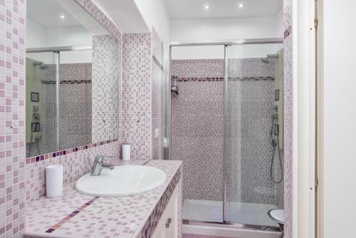 ein Bad mit einem Waschbecken und einer Dusche in der Unterkunft [10 min Torino] Moderna Casa Due Piani con Cortile in Moncalieri