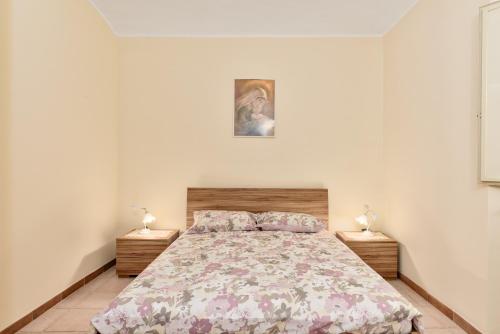 ein Schlafzimmer mit einem großen Bett mit zwei Lampen in der Unterkunft [10 min Torino] Moderna Casa Due Piani con Cortile in Moncalieri