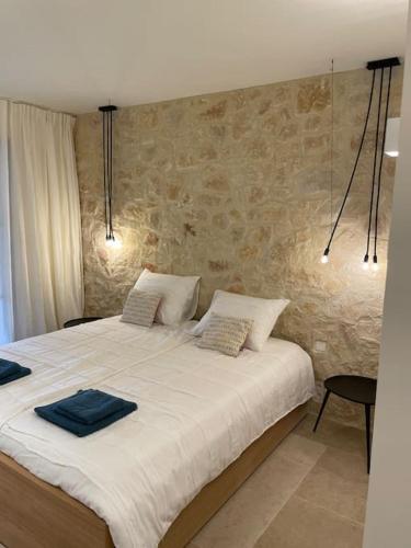 une chambre avec un grand lit blanc avec deux oreillers dans l'établissement L'escapade dans le ciel, à Tourtour