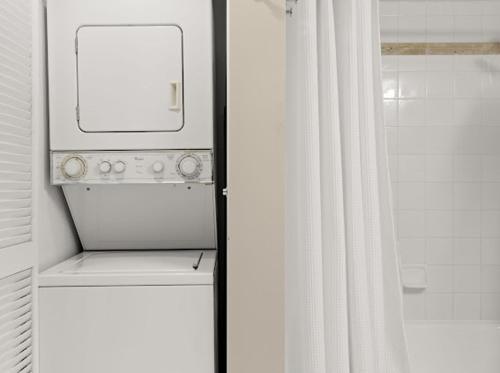 Brickell Luxe - Best Balcony - 32nd Fl - Luxe Waterfront & City Views - Furnished Balcony - Walk-Water-WiFi photo 37