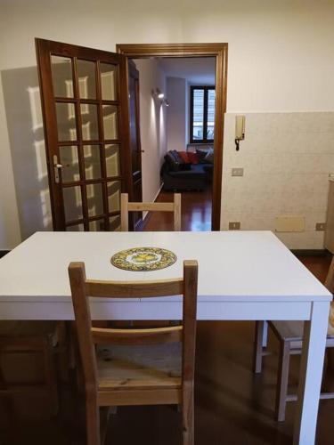 a white table and chairs in a room at Casa vacanza Raffaela in Gubbio