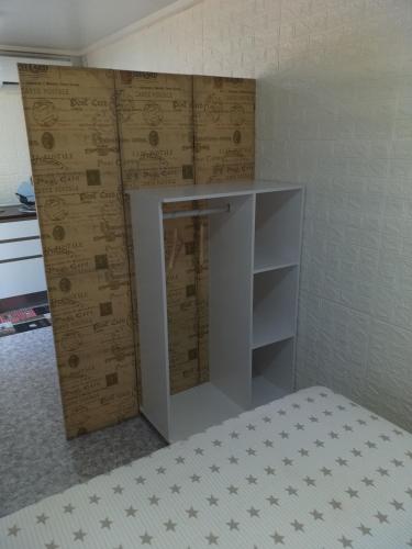 a room with boxes on the wall at Camping las Catalinas in Ríolobos