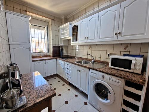 A kitchen or kitchenette at DS Apartamento Mezquita con cochera