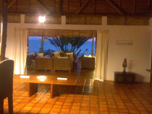 - un salon avec une table et une vue sur l'océan dans l'établissement nosykombafafa, 