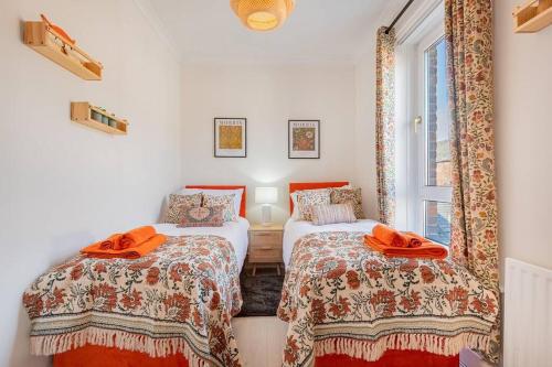 מיטה או מיטות בחדר ב-Stunning 2BD Stay in Carlisle!