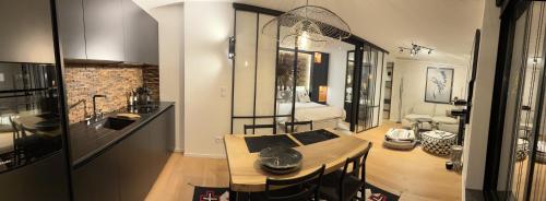 une salle à manger avec une table et une chambre dans l'établissement Appartement vue Tour Eiffel paris 16 Eme, à Paris