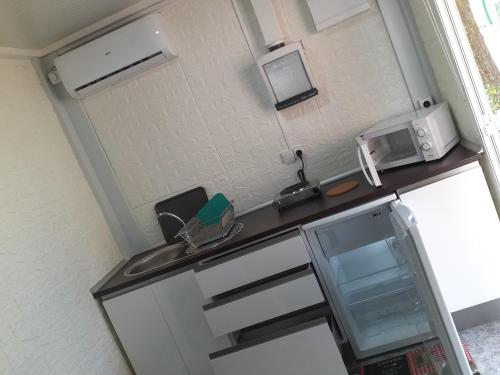 a kitchen with a sink and a microwave at Camping las Catalinas in Ríolobos